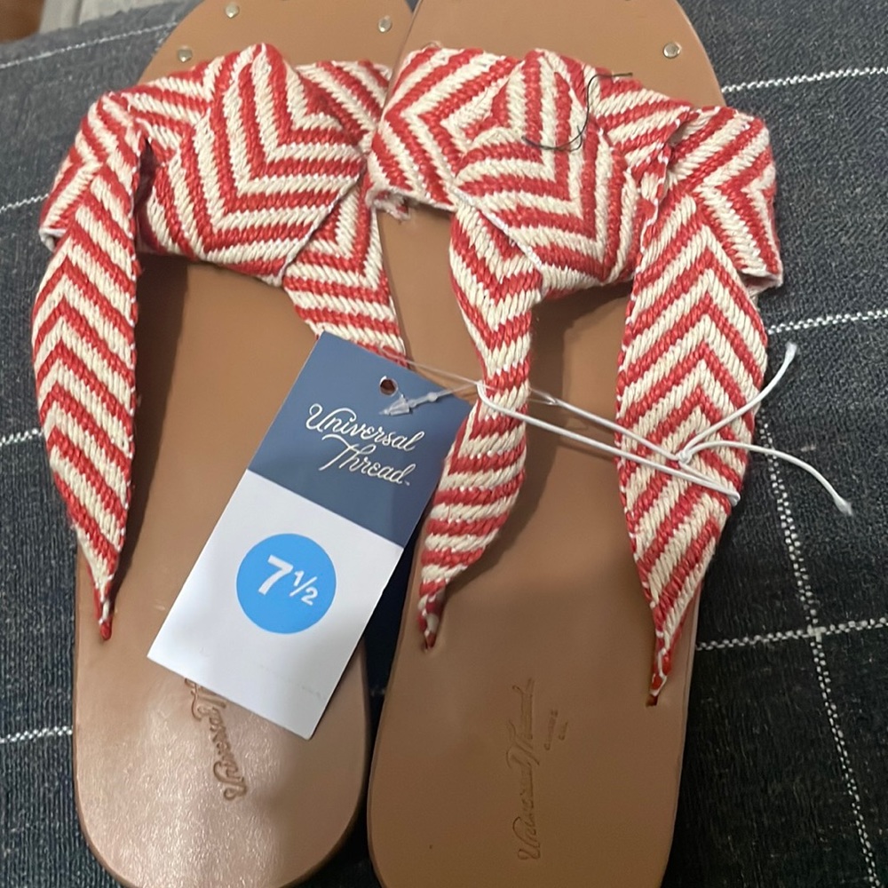 NWT Universal Thread Size 7 1/2